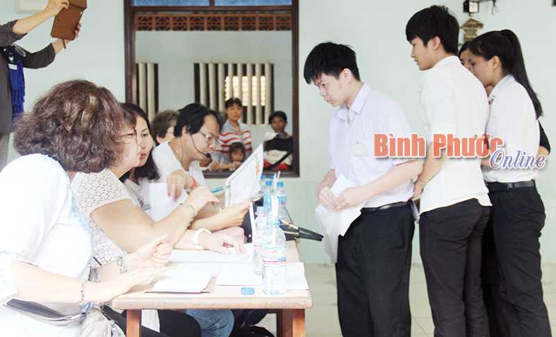 Trao học bổng tặng 107 học sinh, sinh viên vượt khó học giỏi Trao học bổng tặng 107 học sinh, sinh viên vượt khó học giỏi