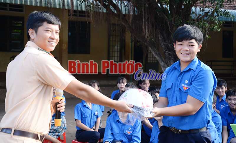 450 học sinh THCS được tuyên truyền Luật Giao thông đường bộ 450 học sinh THCS được tuyên truyền Luật Giao thông đường bộ