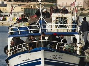 Italy ngăn chặn tàu chở người nhập cư Tunisia Italy ngăn chặn tàu chở người nhập cư Tunisia