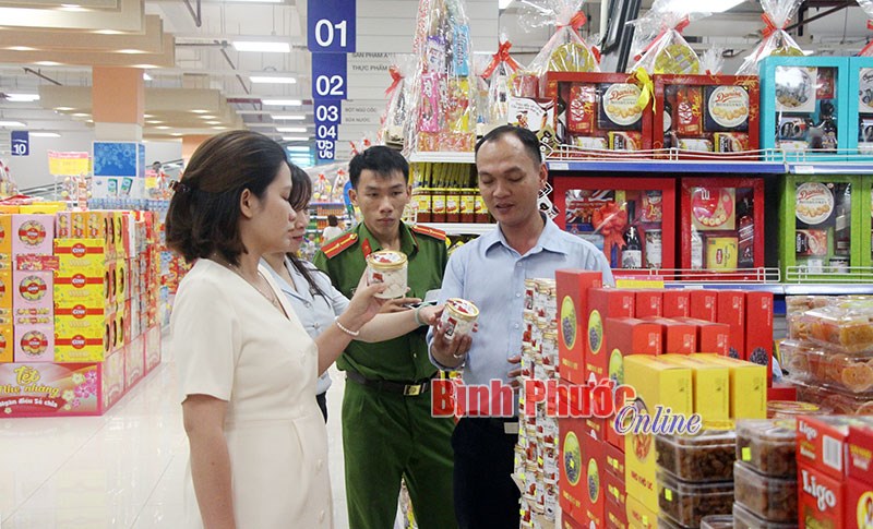 Tăng cường kiểm tra đảm bảo vệ sinh an toàn thực phẩm dịp tết Tăng cường kiểm tra đảm bảo vệ sinh an toàn thực phẩm dịp tết