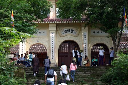 Thánh Duyên: Ngôi quốc tự mộng mơ xứ Huế Thánh Duyên: Ngôi quốc tự mộng mơ xứ Huế
