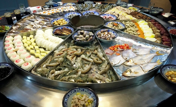 Khách "ăn thả ga" với nồi hải sản khổng lồ đường kính 2 mét