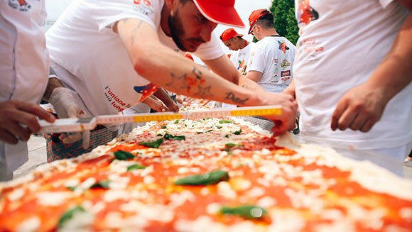 LongestpizzaItaly_tcm25429658.jpg