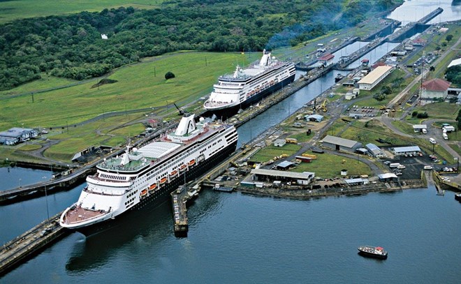 ShipAtPanamaCanal1_1.jpg