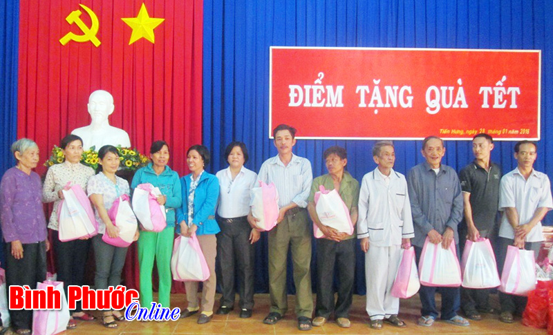 60 phần quà tặng người nghèo xã Tiến Hưng vui đón tết 60 phần quà tặng người nghèo xã Tiến Hưng vui đón tết