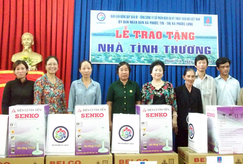 6 căn nhà tình thương tặng người nghèo xã Phước Tín