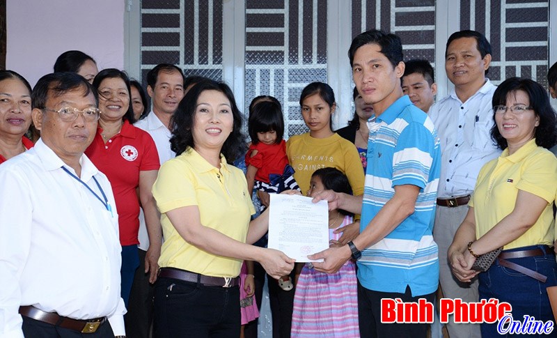 Tặng nhà chữ thập đỏ cho gia đình bị giao nhầm con Tặng nhà chữ thập đỏ cho gia đình bị giao nhầm con