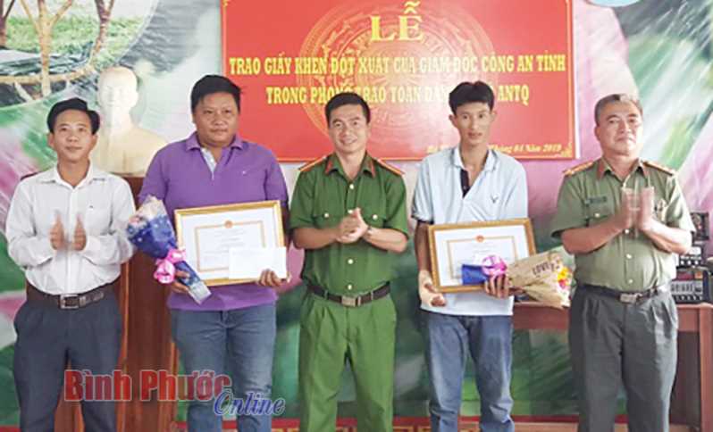 Khen thưởng 2 quần chúng dũng cảm bắt trộm Khen thưởng 2 quần chúng dũng cảm bắt trộm