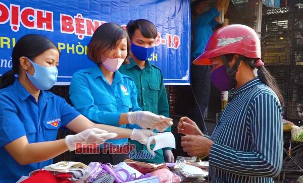 Phát hơn 3.000 khẩu trang miễn phí cho người dân Phát hơn 3.000 khẩu trang miễn phí cho người dân