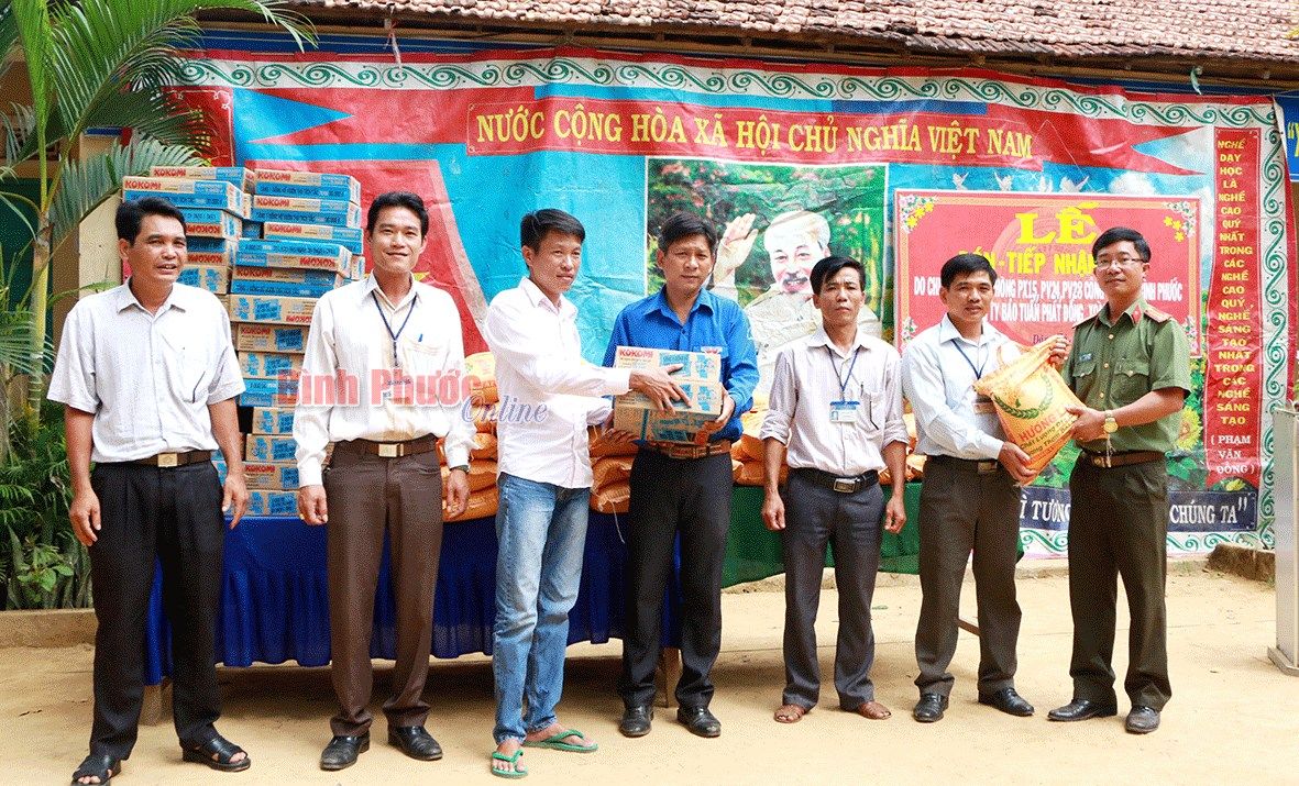 Tặng hơn 5 tạ gạo cho bếp ăn từ thiện Trường tiểu học Đăng Hà Tặng hơn 5 tạ gạo cho bếp ăn từ thiện Trường tiểu học Đăng Hà