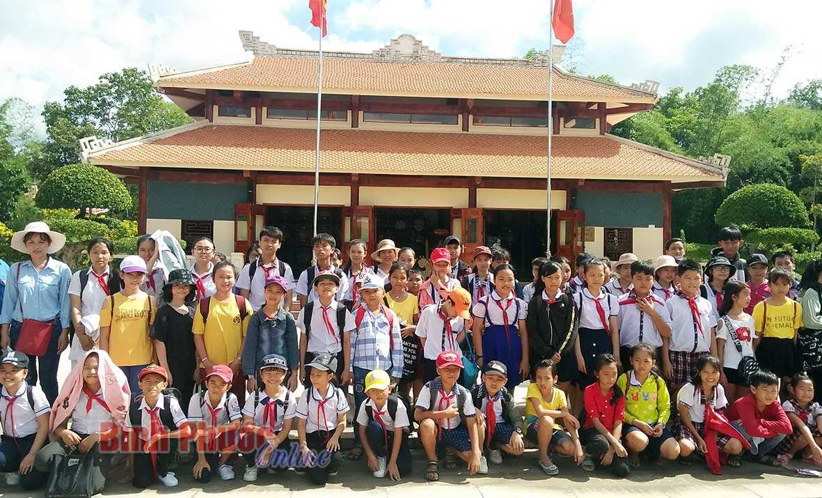 Chơn Thành tuyên dương 54 cháu ngoan Bác Hồ Chơn Thành tuyên dương 54 cháu ngoan Bác Hồ