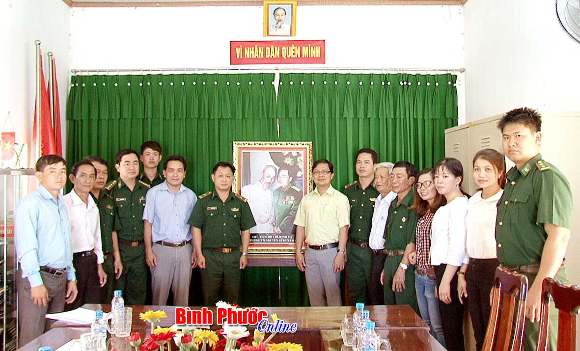 Lãnh đạo huyện Bù Đốp thăm, tặng quà các đồn biên phòng