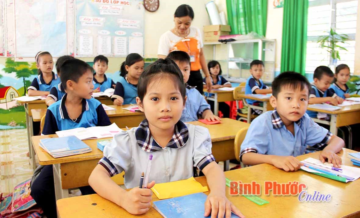 Gặp lại bé gái 3 tuổi chinh phục đỉnh cao Bà Rá