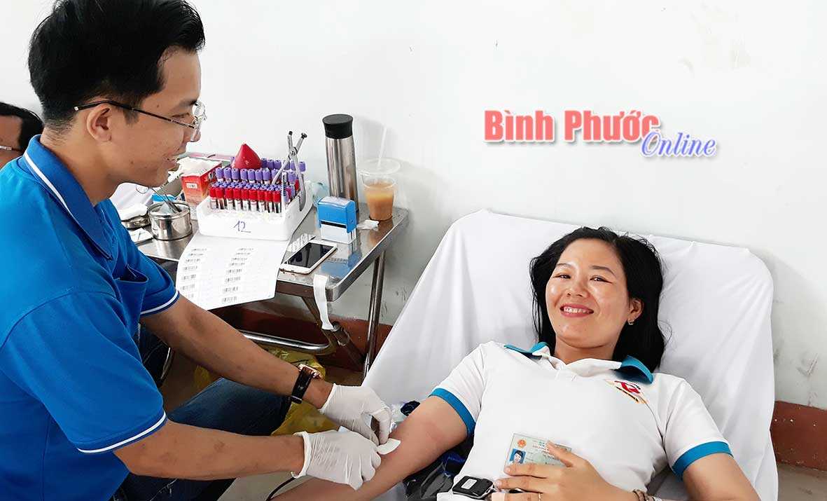 Đồng Xoài thu 472 đơn vị máu tình nguyện Đồng Xoài thu 472 đơn vị máu tình nguyện