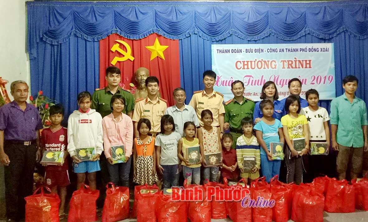 Đồng Xoài: Hơn 10 ngàn phần quà tết tặng các đối tượng Đồng Xoài: Hơn 10 ngàn phần quà tết tặng các đối tượng