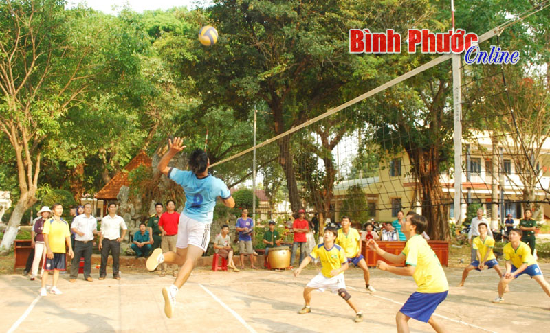 Bế mạc giải bóng đá, bóng chuyền dân quân tự vệ thị xã Bình Long