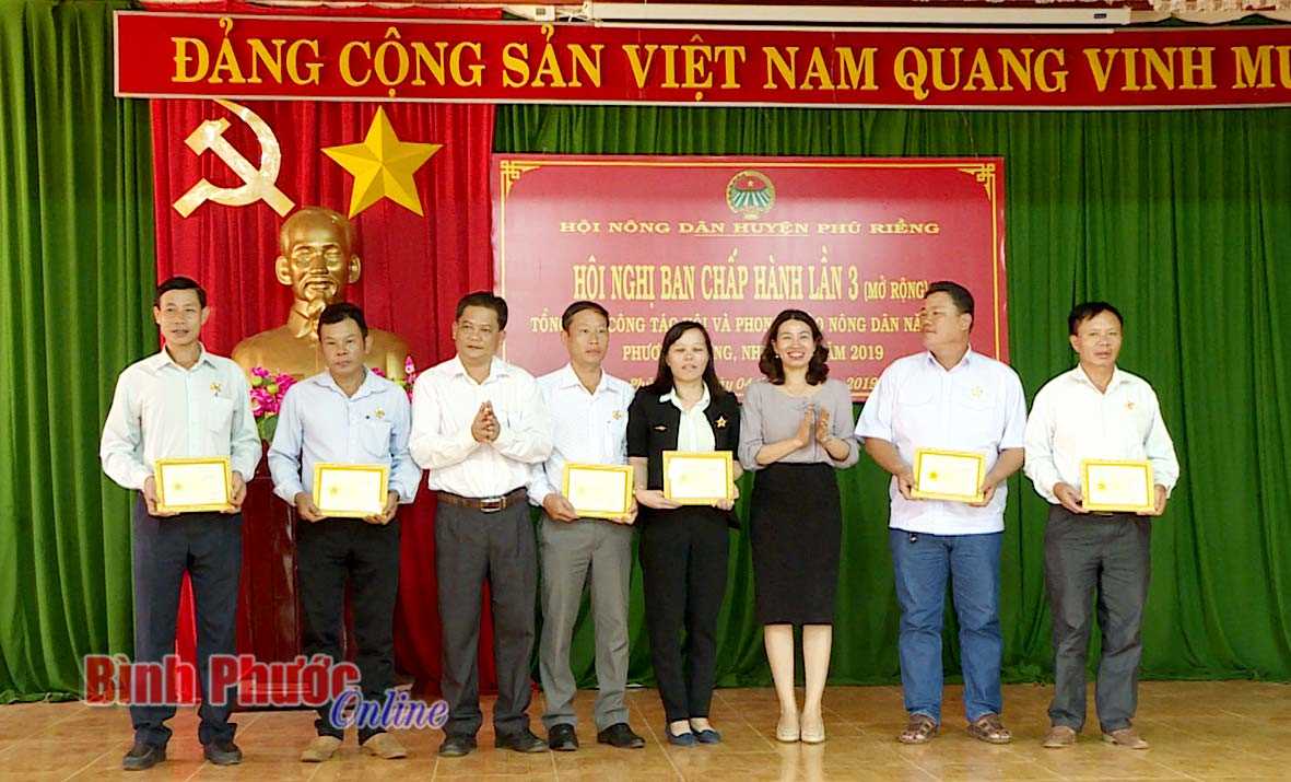 Phú Riềng: 2.396 hộ nông dân sản xuất - kinh doanh giỏi các cấp Phú Riềng: 2.396 hộ nông dân sản xuất - kinh doanh giỏi các cấp