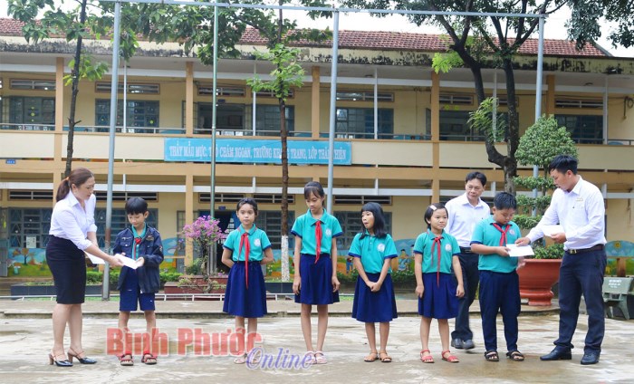 Trao thẻ bảo hiểm y tế cho học sinh tiểu học
