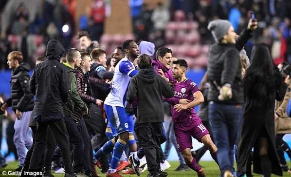 Aguero "nổi điên" với fan Wigan sau trận thua sốc của Man City Aguero "nổi điên" với fan Wigan sau trận thua sốc của Man City