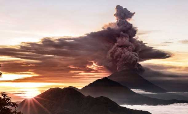 Indonesia nâng cảnh báo núi lửa Agung, yêu cầu người dân sơ tán Indonesia nâng cảnh báo núi lửa Agung, yêu cầu người dân sơ tán
