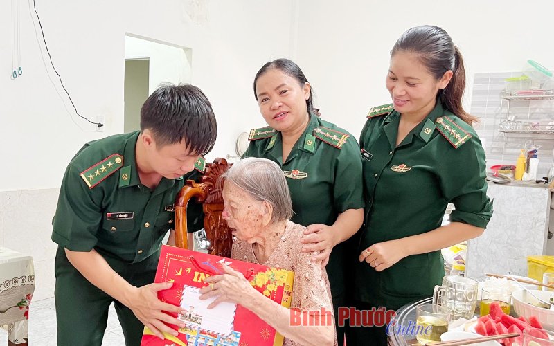 Ấm áp bữa cơm cùng Mẹ Việt Nam Anh hùng Ấm áp bữa cơm cùng Mẹ Việt Nam Anh hùng