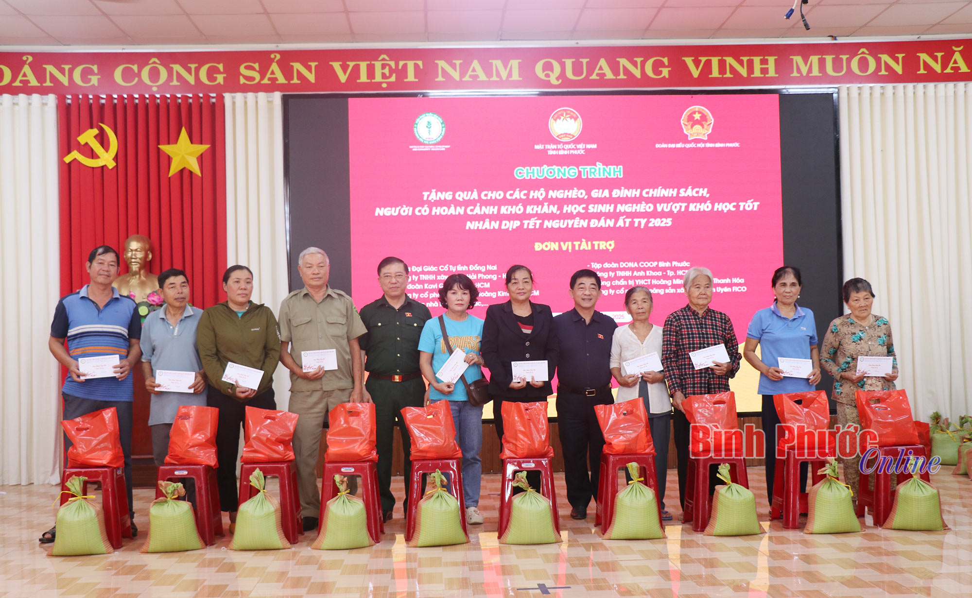 Ấm áp những phần quà ngày cuối năm
