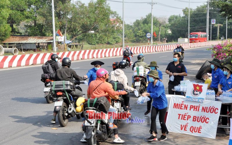 Ấm lòng người lao động trên đường về quê đón tết