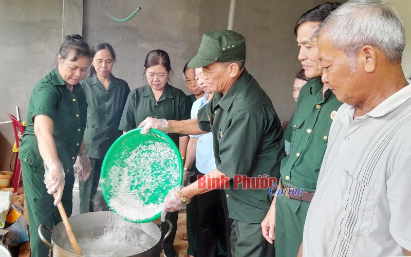 Ấm lòng “tô cháo tình thương” Ấm lòng “tô cháo tình thương”