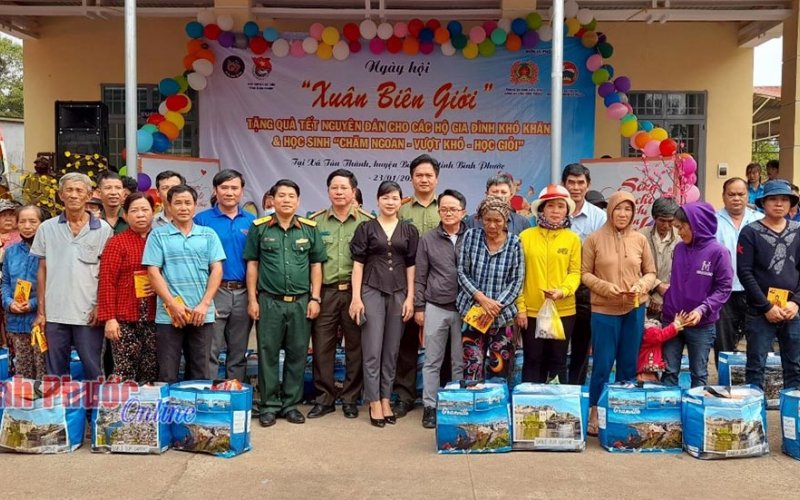 Ấm tình xuân biên giới Ấm tình xuân biên giới