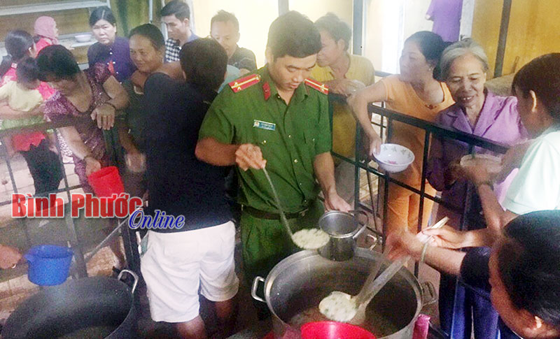 Ấm áp “Nồi cháo nghĩa tình” Ấm áp “Nồi cháo nghĩa tình”
