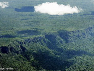 Máy bay Colombia đâm xuống rừng Amazon, 10 người chết Máy bay Colombia đâm xuống rừng Amazon, 10 người chết