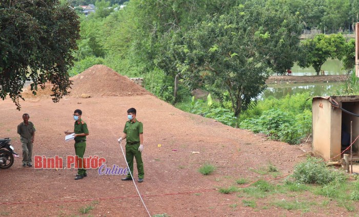 Dùng kéo đâm vợ cũ tử vong rồi đến công an đầu thú Dùng kéo đâm vợ cũ tử vong rồi đến công an đầu thú