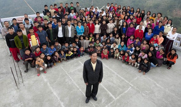 Người đàn ông có 39 vợ và 127 con cháu sống chung một mái nhà Người đàn ông có 39 vợ và 127 con cháu sống chung một mái nhà