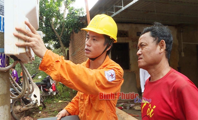Dồn sức đưa điện về nông thôn Dồn sức đưa điện về nông thôn
