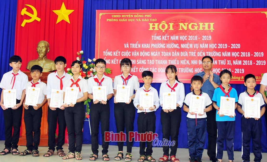 Đồng Phú trao 406 suất học bổng cho học sinh nghèo Đồng Phú trao 406 suất học bổng cho học sinh nghèo