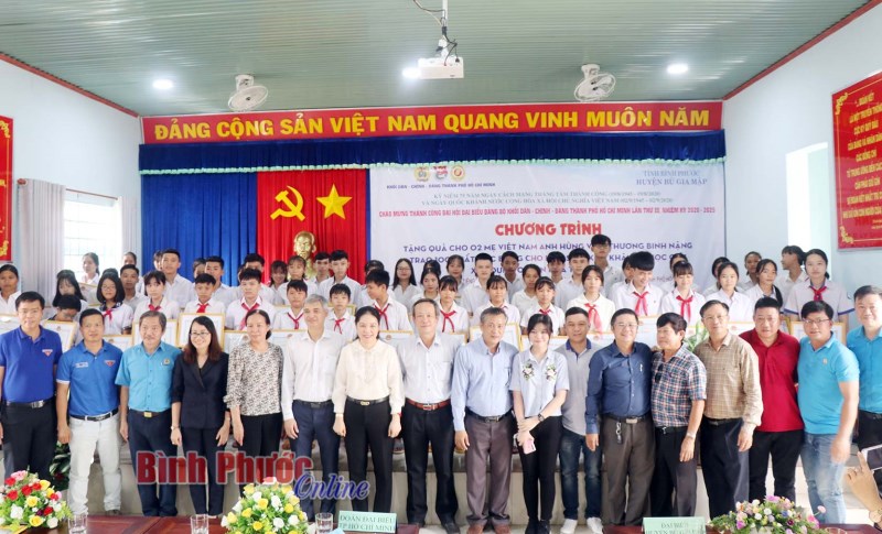Đảng ủy khối Dân - Chính - Đảng thành phố Hồ Chí Minh làm công tác xã hội tại huyện Bù Gia Mập Đảng ủy khối Dân - Chính - Đảng thành phố Hồ Chí Minh làm công tác xã hội tại huyện Bù Gia Mập