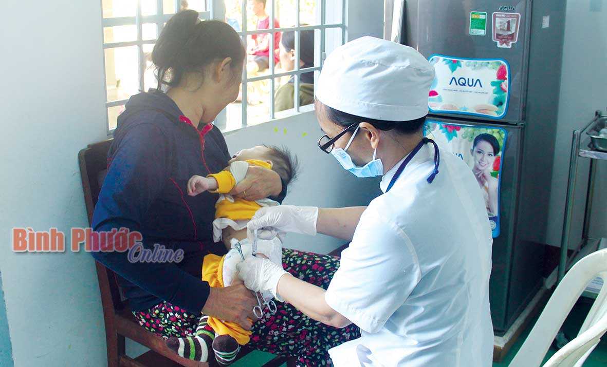 Khó khăn vận động đồng bào DTTS cho trẻ tiêm chủng