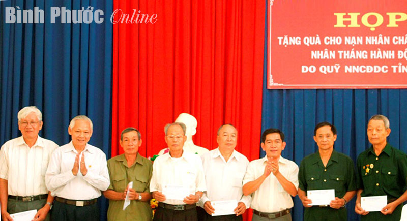 Lãnh đạo tỉnh tặng quà nạn nhân chất độc da cam Lãnh đạo tỉnh tặng quà nạn nhân chất độc da cam