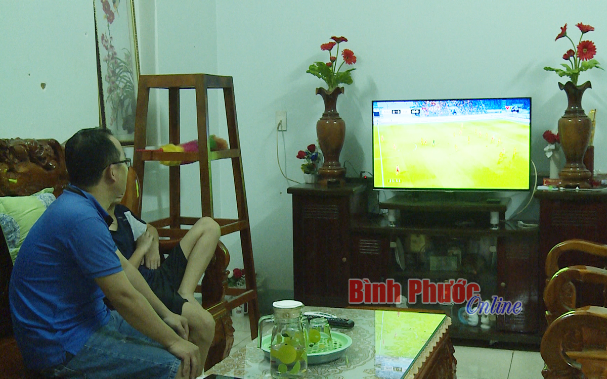 anh_2_gd_anh_duc_xem_bong_da_11313402072021.jpg