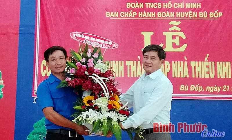 Anh Lê Văn Dũng giữ chức Giám đốc Nhà thiếu nhi Bù Đốp Anh Lê Văn Dũng giữ chức Giám đốc Nhà thiếu nhi Bù Đốp