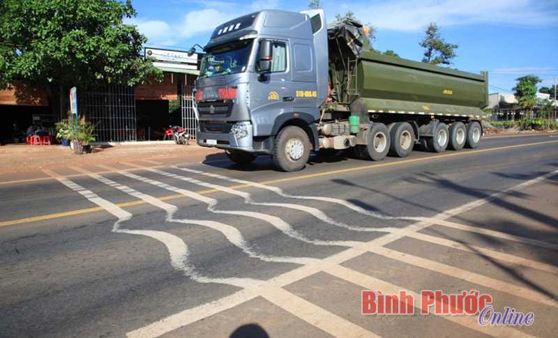 Ảnh phê bình: Quốc lộ 14 lún sâu nguy hiểm