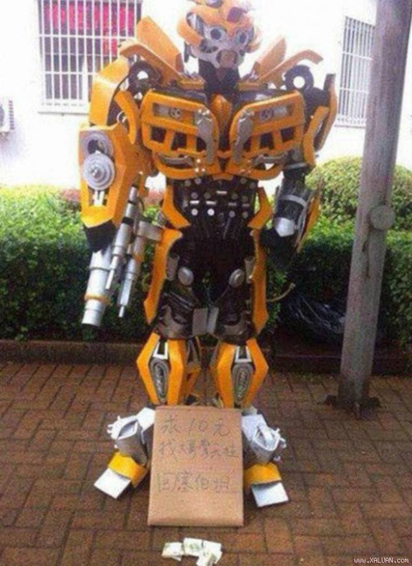 Mặc đồ Transformer, xin 2 USD để …trở về hành tinh cũ Mặc đồ Transformer, xin 2 USD để …trở về hành tinh cũ