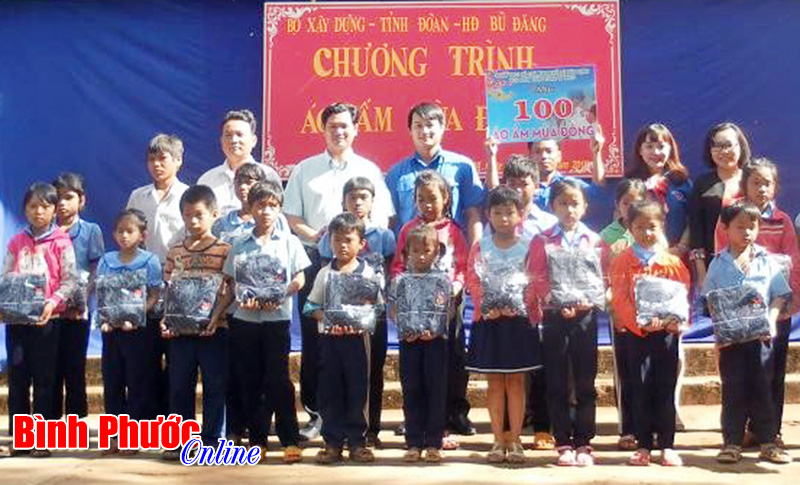 100 “Áo ấm mùa đông” tặng học sinh khó khăn huyện Bù Đăng 100 “Áo ấm mùa đông” tặng học sinh khó khăn huyện Bù Đăng