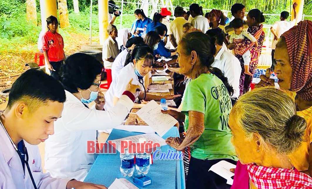 Bác sĩ trẻ tận tình với người bệnh Bác sĩ trẻ tận tình với người bệnh