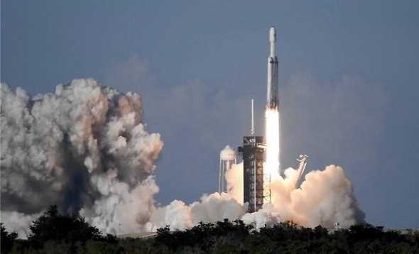 SpaceX thực hiện thành công vụ phóng thương mại đầu tiên SpaceX thực hiện thành công vụ phóng thương mại đầu tiên