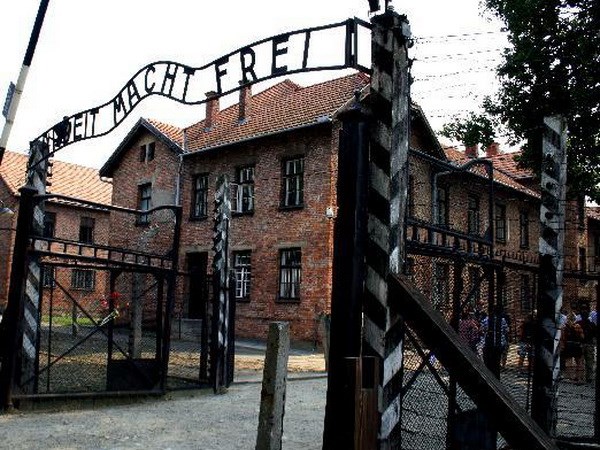 auschwitzconcentration_0806.jpg