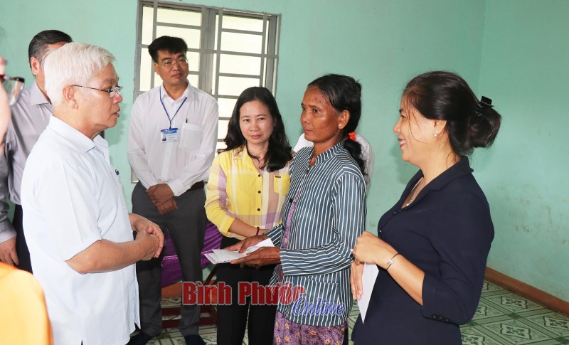 Bí thư Tỉnh ủy tặng quà và dự trao nhà cho đồng bào dân tộc thiểu số ở Hớn Quản Bí thư Tỉnh ủy tặng quà và dự trao nhà cho đồng bào dân tộc thiểu số ở Hớn Quản