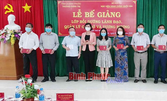 Bế giảng lớp bồi dưỡng lãnh đạo Quản lý cấp Sở và tương đương Bế giảng lớp bồi dưỡng lãnh đạo Quản lý cấp Sở và tương đương