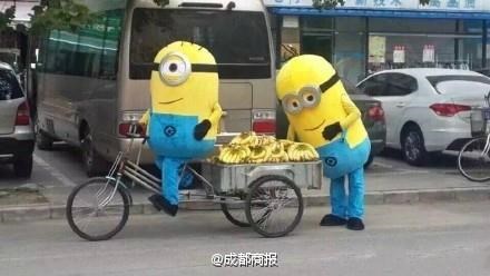 Hai Minion bị cảnh sát Trung Quốc phạt vì "bán chuối dạo" Hai Minion bị cảnh sát Trung Quốc phạt vì "bán chuối dạo"