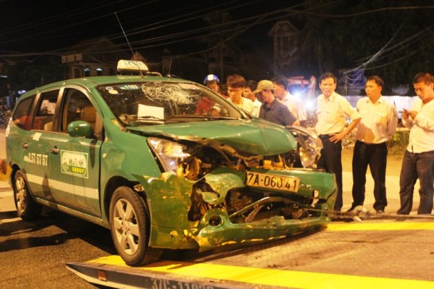 Lao thẳng vào taxi, cả Mercedes 4 chỗ lẫn taxi "nát sọ" Lao thẳng vào taxi, cả Mercedes 4 chỗ lẫn taxi "nát sọ"